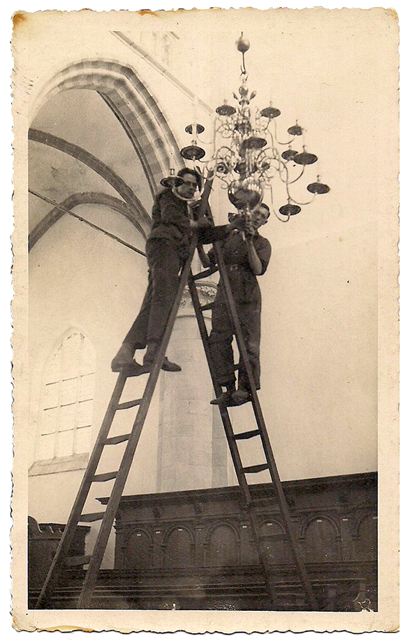 dirk-van-der-voorde-en-arie-van-eendenburg-plaatsen-de-eerste-kronen-met-electrisch-licht-in-de-st-catharijkerk-te-brielle