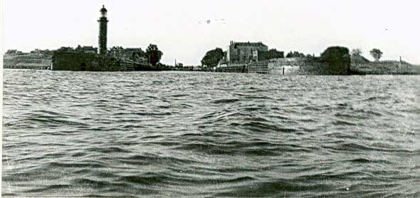 Scannen0014 Gezicht op de marinehaven van Hellevoetsluis omstreeks 1930