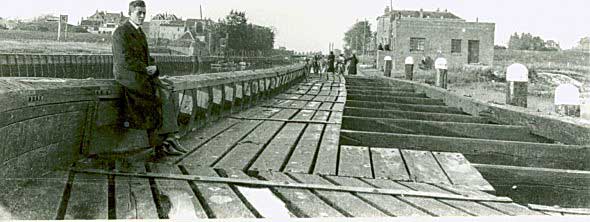 Scannen0017 2e Hoofd met rechts het nieuwe loodskantoor