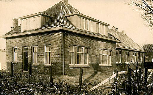 voormalig evangeliesatiegebouw met de heer van der Meer als voorganger voormalig evangeliesatiegebouw met de heer van der Meer als voorganger